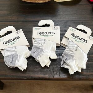 Feetures Women's Plantar Fasciitis Relief Socks - White and Gray